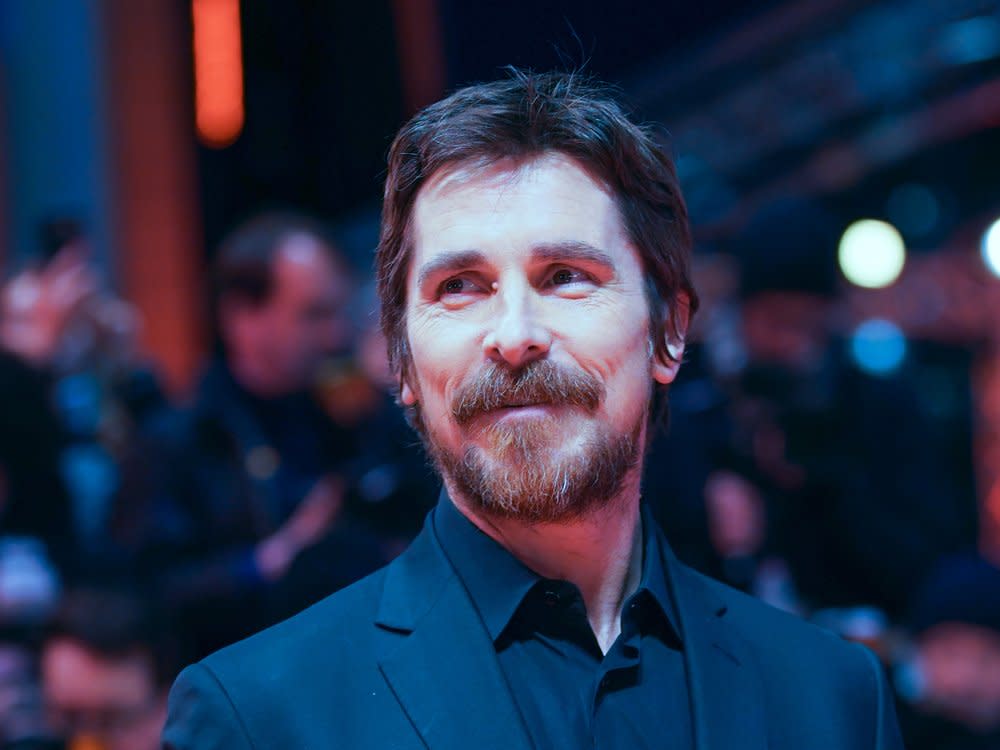 So sieht er im Film nicht aus: Für "The Bride" musste Christian Bale lange in die Maske. (Bild: Denis Makarenko/Shutterstock.com)
