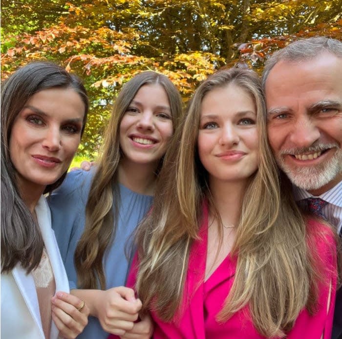 La princesa Leonor con su familia en su graduación