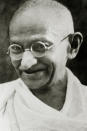 <p>Am 2. Oktober 1869 erblickte Mahatma Gandhi unter dem Namen Mohandas Karamchand Gandhi in der indischen Küstenstadt Porbandar das Licht der Welt. Er war der jüngste Sohn einer reichen Kaufmannsfamilie, die die Regeln ihrer Religion, dem Hinduismus, streng befolgte. (Bild-Copyright: intertopics/PictureLux_ddp Images) </p>