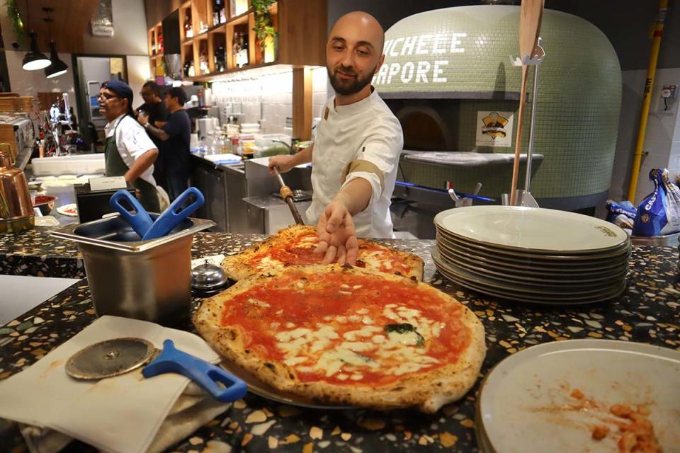 L'antica Pizzeria Da Michele - fresh pizzas out of the oven