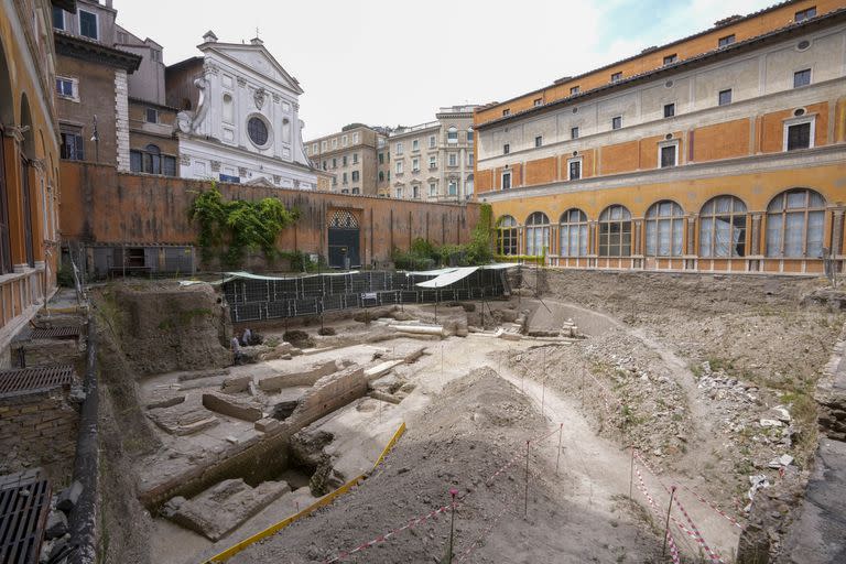 La gente camina en el sitio de excavación del teatro del antiguo emperador romano Nerón, siglo I d.C., con la iglesia de Santo Spirito en Sassia como telón de fondo, durante una vista previa para la prensa, en Roma