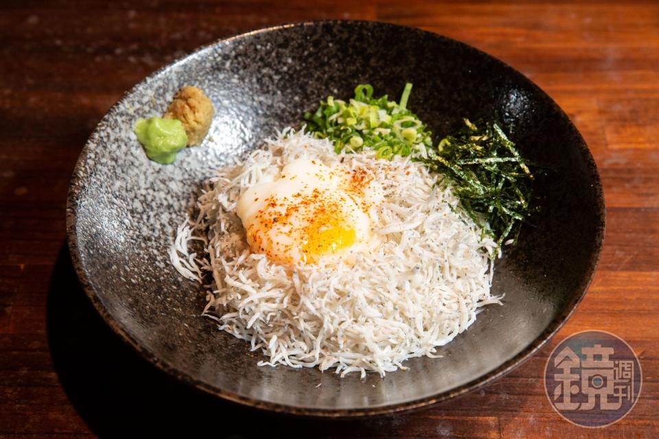 使用龜山島漁獲的魩仔魚丼，是林北烤好礁溪店的季節菜色之一，特別適合給老人、小孩食用。(200元/碗)