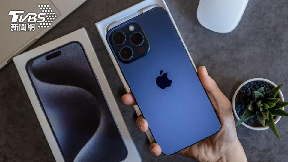 iPhone 16 Pro傳將新增玫瑰色，取代現有的藍色。（示意圖／Shutterstock達志影像）