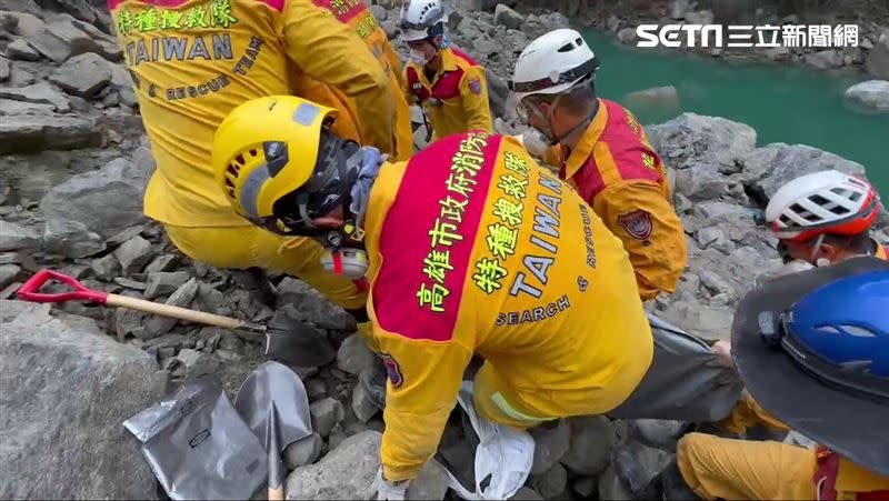 特搜隊員將砂卡噹步道胡女遺體搬運下山。（圖／翻攝畫面）