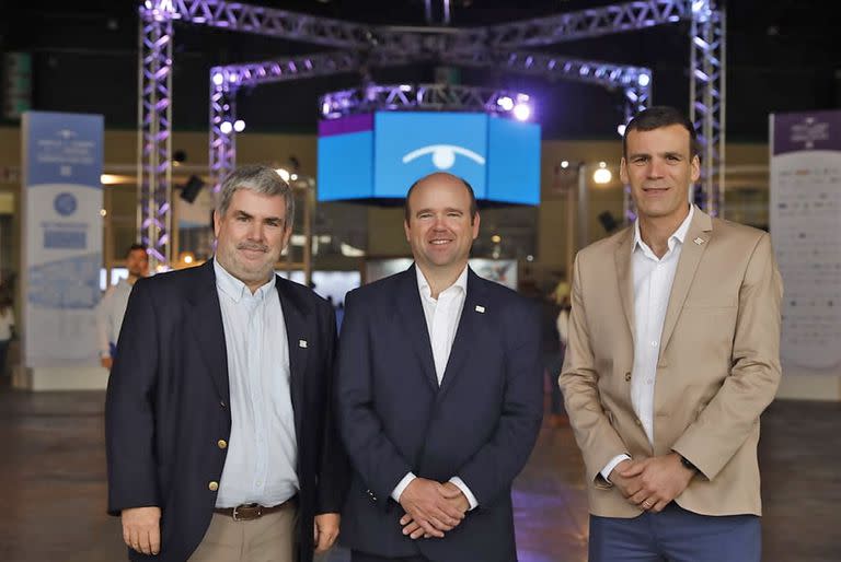 Entrevistas con directivos de CREA, entidad de productores agropecuarios que hoy comienza a realizar su congreso en La Rural.
Santiago Negri (presidente CREA),  Gonzalo Herran y Federico Vouilloud, directivos.