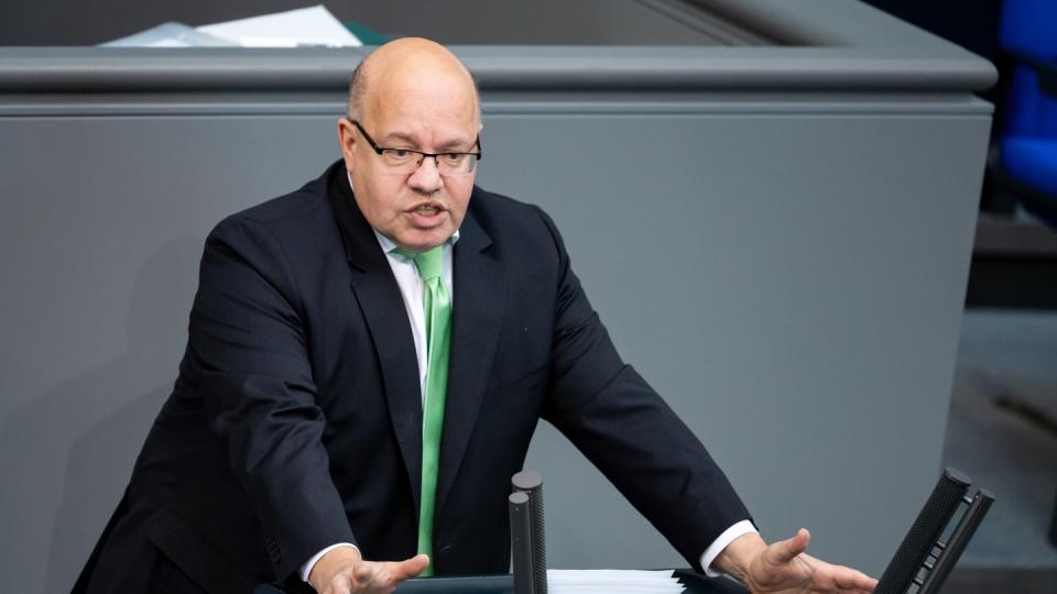 Die Bundesregierung will nach Pfingsten ein Konjunkturprogramm beschließen, damit die Wirtschaft nach der Corona-Krise wieder in Gang kommt. Wirtschaftsminister Altmaier deutet unter anderem eine Entlastung der Strompreise an.