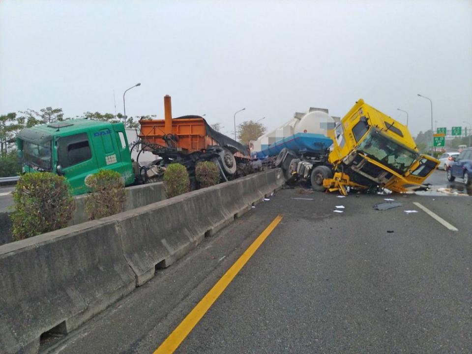 中山高南下三一六公里發生砂石車撞槽車的事故。（民眾提供）