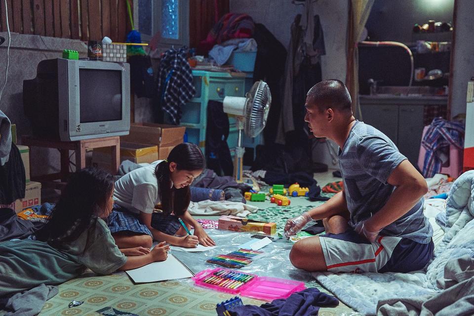 Cho-hee (Moon Seung-ah) and Moon-Ju (Lee Ga-eun) write kidnapping notes along with Tae-in (Yoo Ah-in) in Voice Of Silence. (PHOTO: Golden Village Pictures)