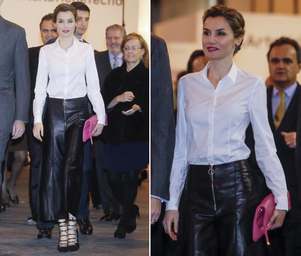 Sie ist nicht nur die Königin von Spanien, sondern auch die Queen of Style: Zum ARCO-Kunstevent in Madrid erschien Königin Letizia in einem ultramodernen, superstylishen Look aus sleeker weißer Bluse und extravaganter Lederhose in 7/8-Länge von Uterqüe. Das Highlight am Look: die Farbtupfer aus liebevoll aufeinander abgestimmter Clutch und passendem Lippenstift. (25. Februar 2016, Bilder: ddp)