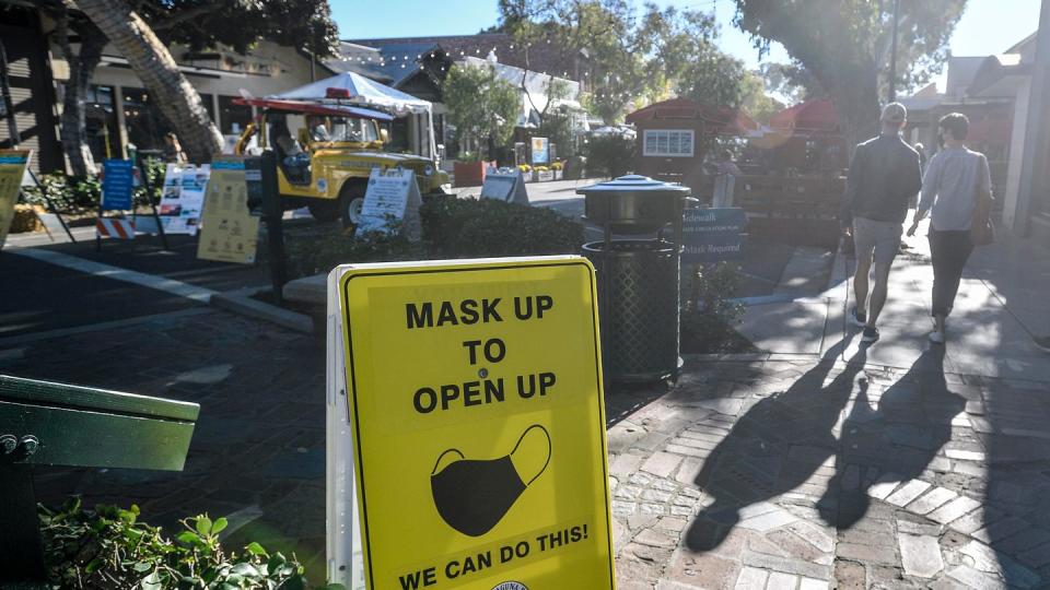 Ein Schild weist Besucher der Forest Avenue in Kalifornien darauf hin, eine Maske zu tragen.