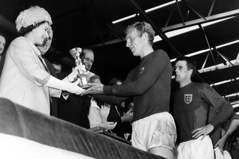 La Reina en un momento sublime para el deporte inglés: Bobby Moore, capitán del seleccionado, recibe la Copa Jules Rimet tras ganar la final en Inglaterra 1966.