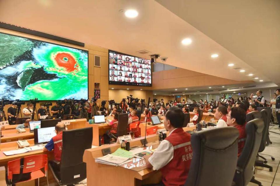 ▲卡努颱風新北市災害應變中心一級開設第2次工作會報。（記者高金次翻攝）