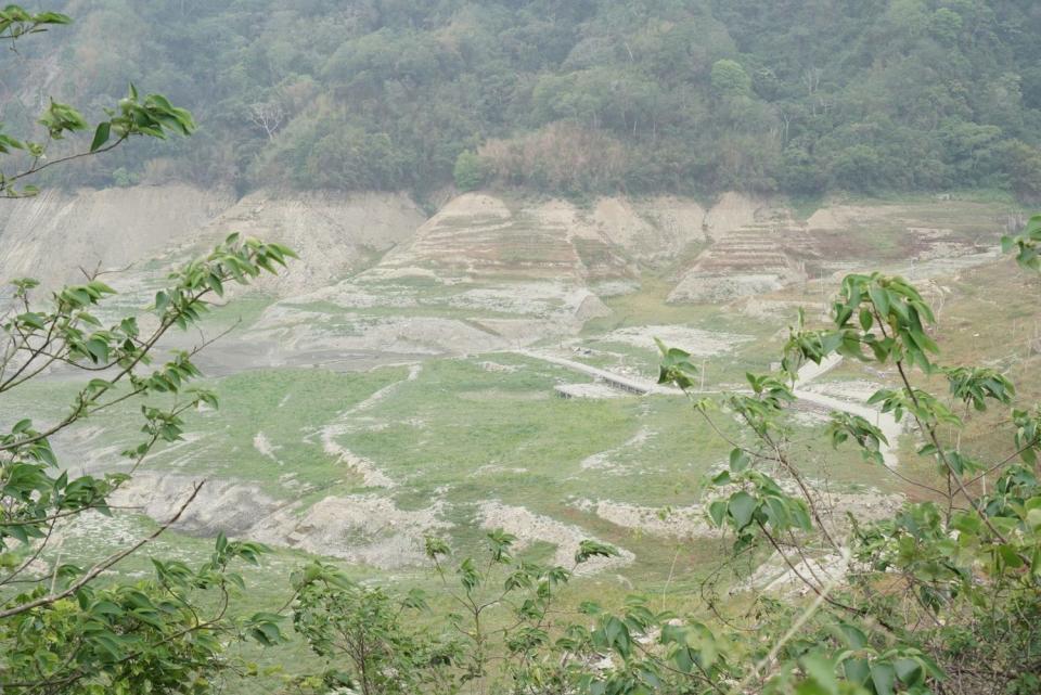 鯉魚潭水庫乾涸露出舊台三線遺址。   圖：客傳會／提供