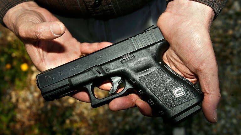 La pistola Glock calibre 9mm. que se convirtió en una de las más utilizadas en Estados Unidos, particularmente entre la policía y en las películas de Hollywood