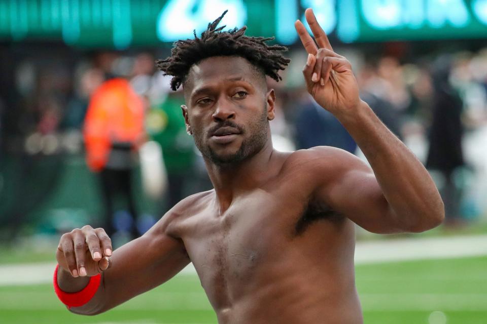 Buccaneers wide receiver Antonio Brown leaves the field in the middle of his team's Week 17 game against the Jets.