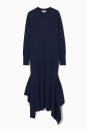 <p>Prix : 115 euros</p><br><a href="https://www.cos.com/fr_fr/women/womenswear/knitwear/product.handkerchief-hem-merino-wool-midi-dress-blue.1199609001.html" rel="nofollow noopener" target="_blank" data-ylk="slk:Acheter;elm:context_link;itc:0;sec:content-canvas" class="link ">Acheter</a>