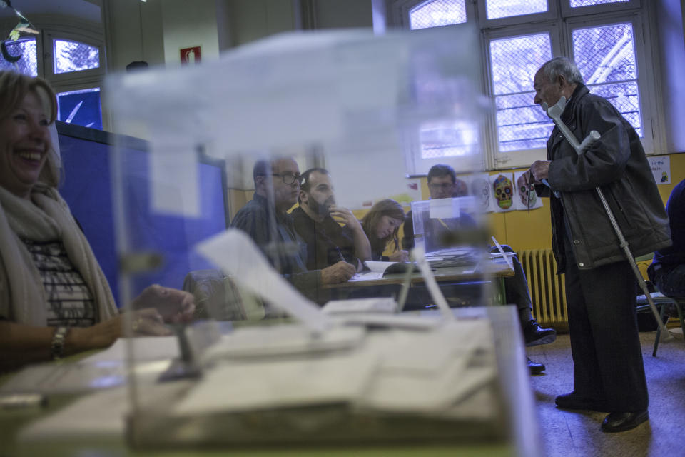 <p>Qualified voters cast a ballot for the Catalan regional election at an elementary school in Barcelona, Spain, Dec. 21, 2017.<br>(Photograph by Jose Colon / MeMo for Yahoo News) </p>