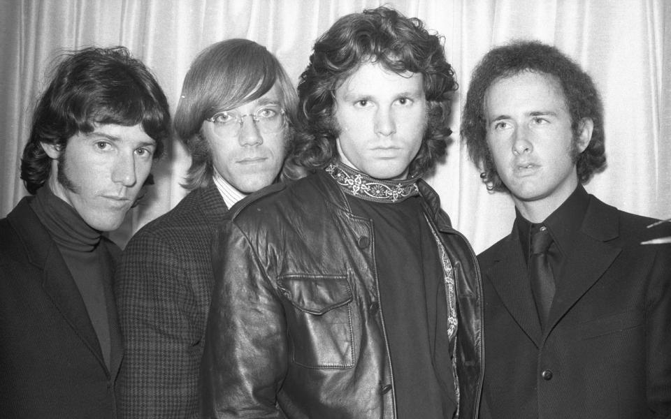 Noch heute pilgern Fans der Band The Doors zum Grab des Sängers Jim Morrison (dritter von links) auf dem berühmten Friedhof Père Lachaise. Sein früher Tod mit 27 Jahren in einer Pariser Badewanne machte den exaltierten Star zur Legende. Die genauen Umstände seines Todes am 3. Juli 1971 sind bis heute nicht geklärt. (Bild: Henry Diltz)