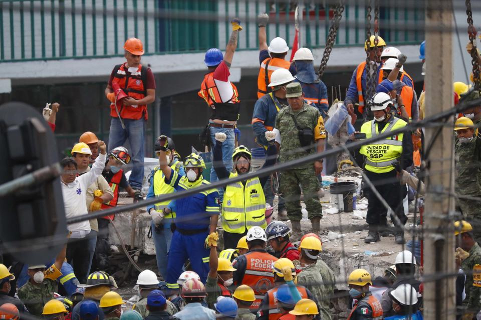 FOTOS: la fábrica destruida en México donde todos quieren ayudar