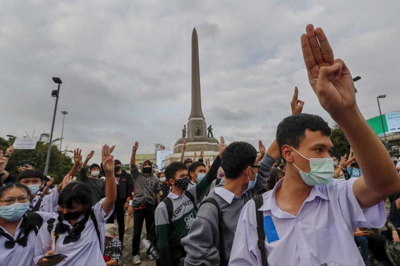 泰國年輕族群從7月中旬起發動一系列反政府的集會遊行。10月21日，泰國學生聚集在曼谷勝利紀念碑參加反政府的示威抗議（美聯社）