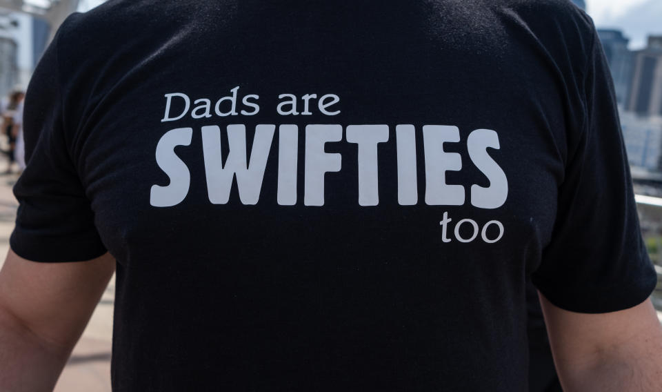 NASHVILLE, TN – 6. MAI: Ein Fan von Taylor Swift trägt ein T-Shirt mit der Aufschrift „Dads are Swifties too“. Tausende Fans reisten aus dem ganzen Land zu Swifts dreitägigem Stopp in Nashville an, während ihre „Eras“-Tour am 6. Mai 2023 fortgesetzt wird Nashville, Tennessee. Die Fans besuchten das Konzert in ihren Lieblingsepochen von Taylor Swift gekleidet vor der dreistündigen Show mit 44 von Swifts Songs aus ihren letzten 10 Alben. (Foto von Seth Herald/Getty Images)