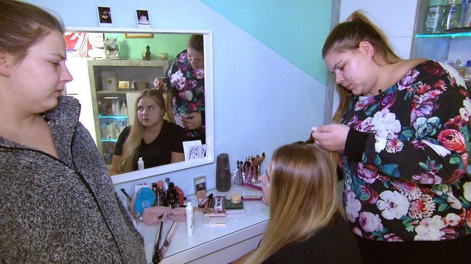 Auch das Styling muss sitzen: Sarafina und Sylvana bringen Glanz in Estefanias Haare.   (Bild: RTLZWEI)