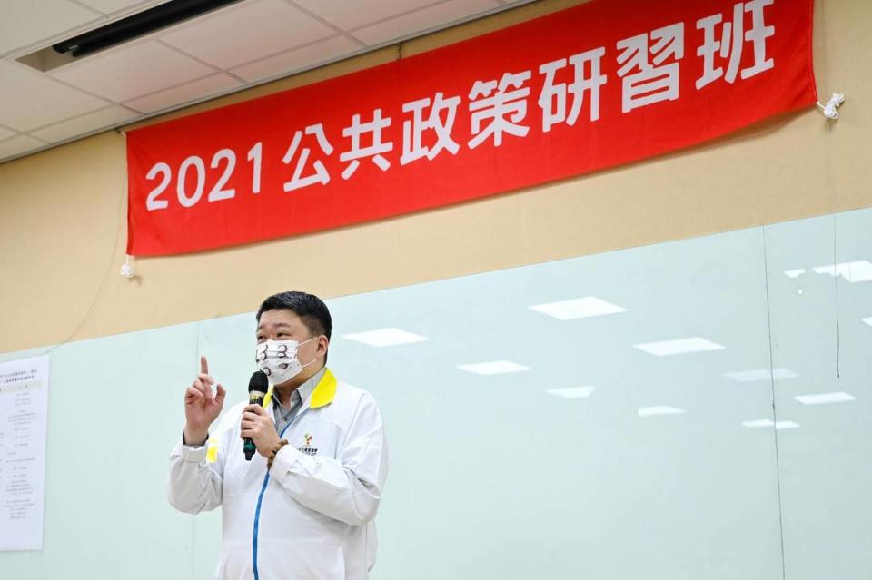 民進黨新北市黨部主委何博文在「2021 年公共政策研習班」授課情形。   圖：民進黨新北市黨部提供