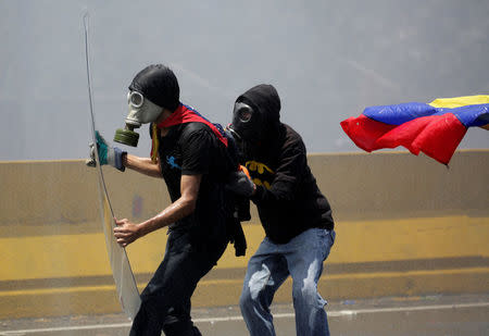 Opposition supporters clash with security forces during a rally against Venezuela's President Nicolas Maduro in Caracas, Venezuela, April 26, 2017. REUTERS/Marco Bello