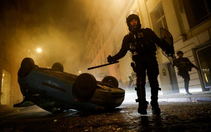 Policías antidisturbios franceses durante el quinto día de protestas