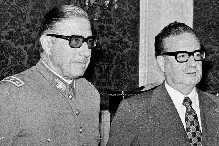 El 23 de agosto de 1973, Pinochet (izq) y el presidente Salvador Allende, en la ceremonia en la que se nombra a Pinochet como comandante en jefe del ejército