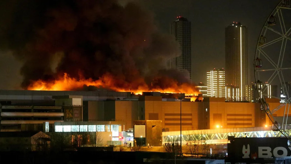 Las explosiones causaron un gran incendio en el lugar. (BBC)