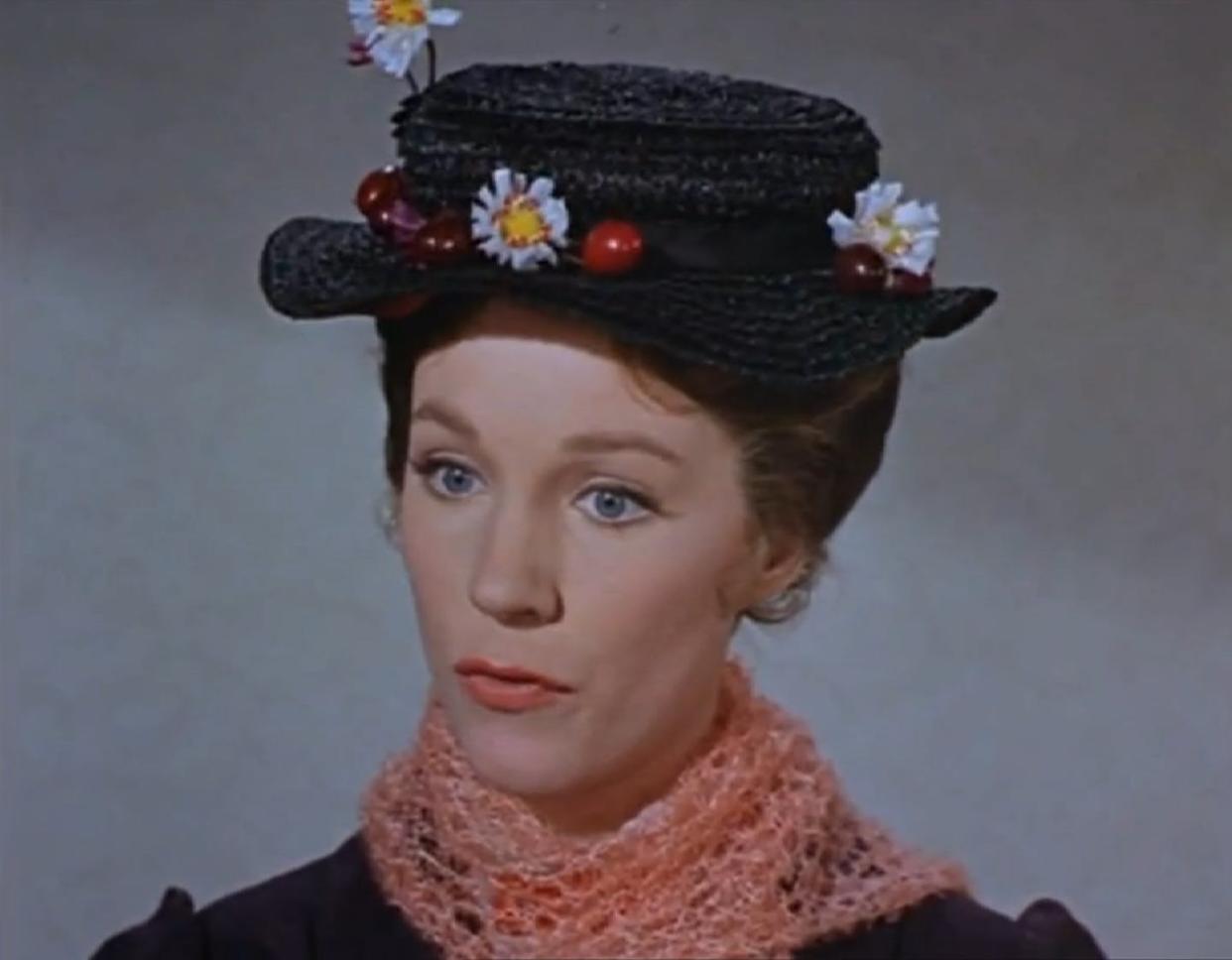 Julie Andrews interpretando a Mary Poppins en la película del mismo nombre de 1964 dirigida por Robert Stevenson y con guion de Don DaGradi y Bill Walsh a partir de la obra de Pamela Lyndon Travers (seudónimo literario de Helen Lyndon Goff) publicada en 1934. <a href="https://commons.wikimedia.org/wiki/File:Mary_Poppins5.jpg" rel="nofollow noopener" target="_blank" data-ylk="slk:Wikimedia Commons;elm:context_link;itc:0;sec:content-canvas" class="link ">Wikimedia Commons</a>