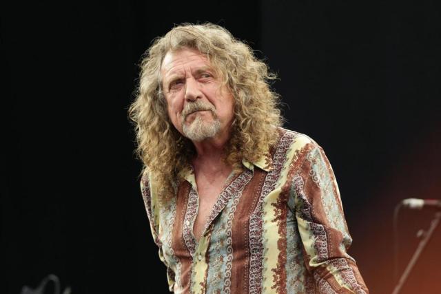 Robert Plant Performs Led Zeppelin's 'Stairway to Heaven' Live for