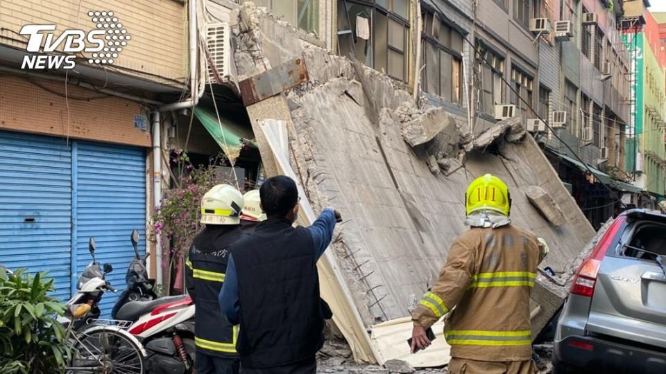 高雄前今日戲院建築物外牆坍塌。（圖／消防局提供）