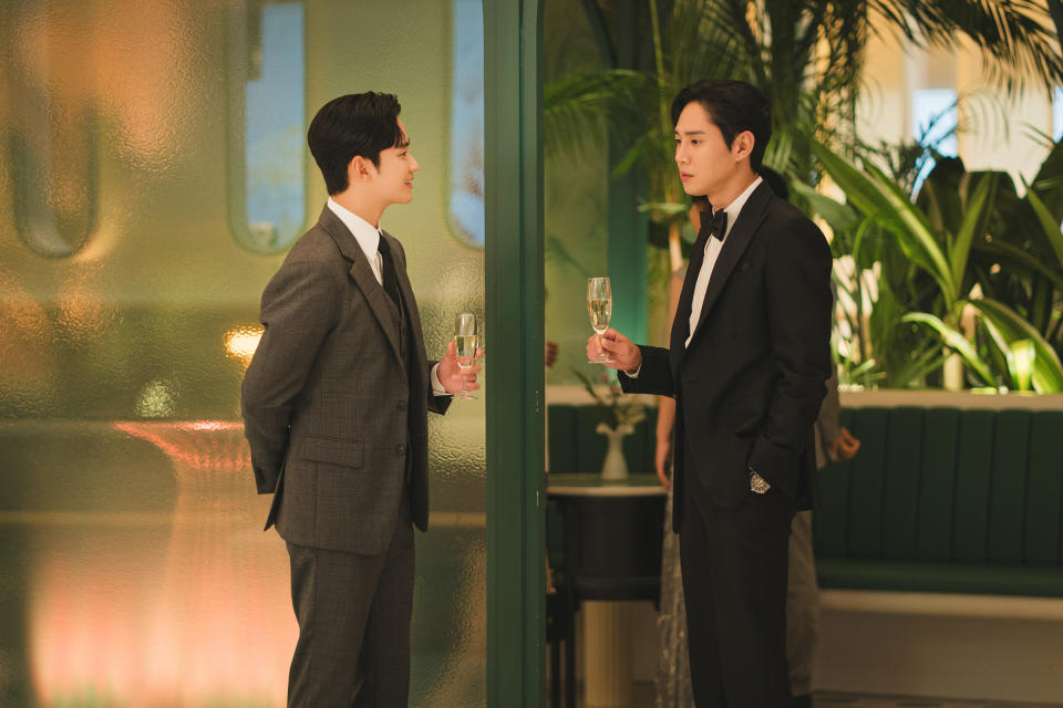 Eun-sung (Park Sung-hoon) and Hyun-woo (Kim Soo-hyun), ever at odds<span class="copyright">Courtesy of Netflix</span>