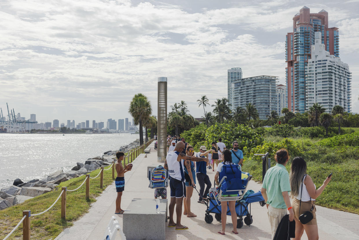 Personas visitan el muelle en el extremo sur de Miami Beach, con la ciudad de Miami a lo lejos, el 15 de julio de 2023. (Alfonso Duran/The New York Times).