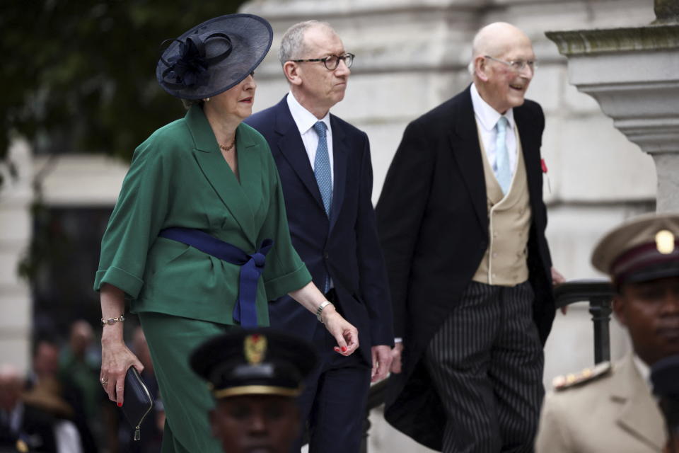 La ex primera ministra británica Theresa May y su esposo Philip May llegan a la misa de acción de gracias para la reina Isabel II en la Catedral de San Pablo en Londres el viernes 3 de junio de 2022 en el segundo de cuatro días de celebraciones por su Jubileo de Platino por sus 70 años de reinado. (Henry Nicholls, Pool Photo via AP)