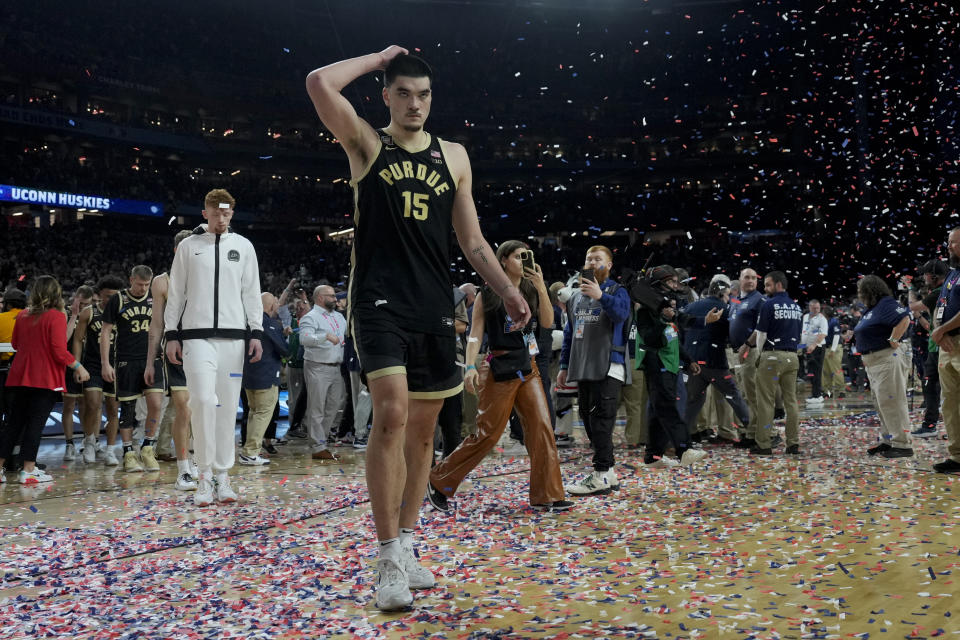 Purdue center Zach Edey (15) leaves the courier their loss against UConn in the NCAA college Final Four championship basketball game, Monday, April 8, 2024, in Glendale, Ariz. (AP Photo/David J. Phillip)