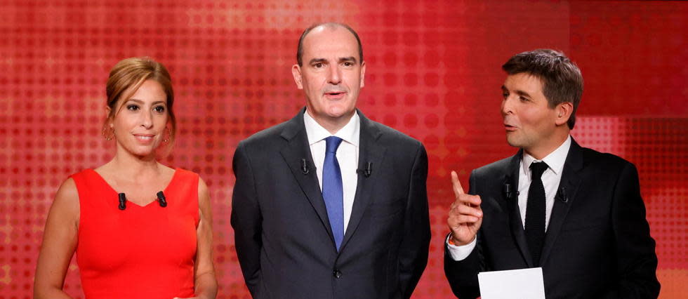 Le Premier ministre Jean Castex (au centre), encadré des journalistes Léa Salamé (à gauche) et Thomas Sotto (à droite), jheudi 24 septembre.
