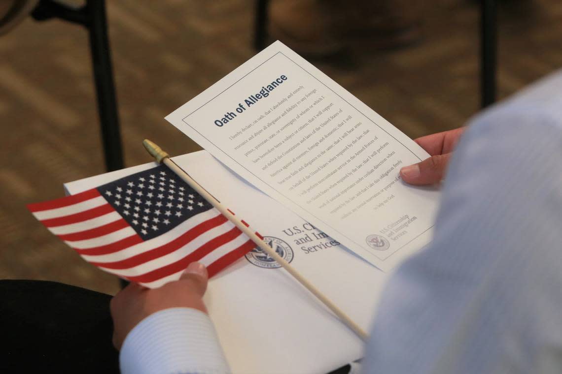 Several of the 102 individuals from the valley, hailing from 20 countries, became American citizens Thursday morning (July 21) at the United States Citizenship and Immigration Services offices in Fresno. María G. Ortiz-Briones/mortizbriones@vidaenelvalle.com