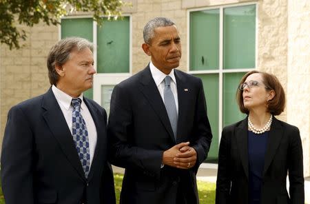 U.S. President Barack Obama speaks immediately after meeting with families of victims of the shooting rampage in Roseburg, Oregon October 9, 2015. Flanking Obama are Rosberg Mayor Larry Rich and Oregon Governor Kate Brown. REUTERS/Kevin Lamarque