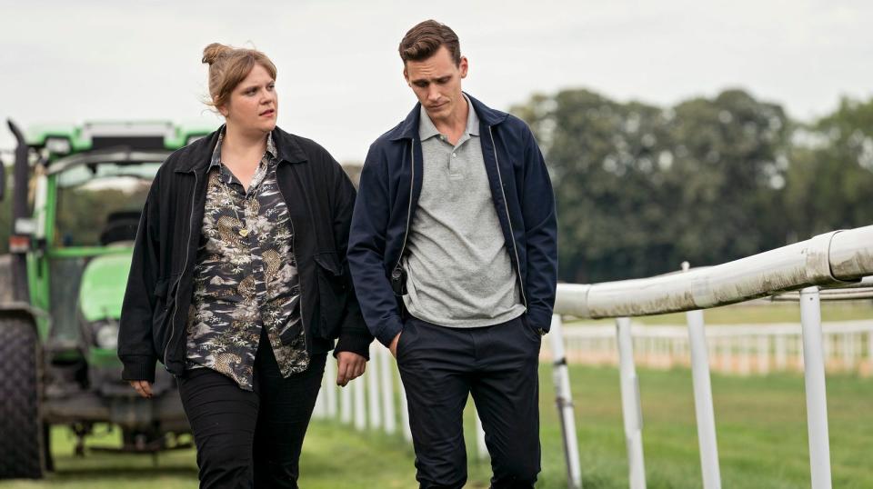 Rosa Herzog (Stefanie Reinsperger) und Jan Pawlak (Rick Okon) besuchen die Pferderennbahn, wo die schwangere Frau des Ermordeten arbeitet. (Bild: WDR/Zeitsprung pictures/Thomas Kost)