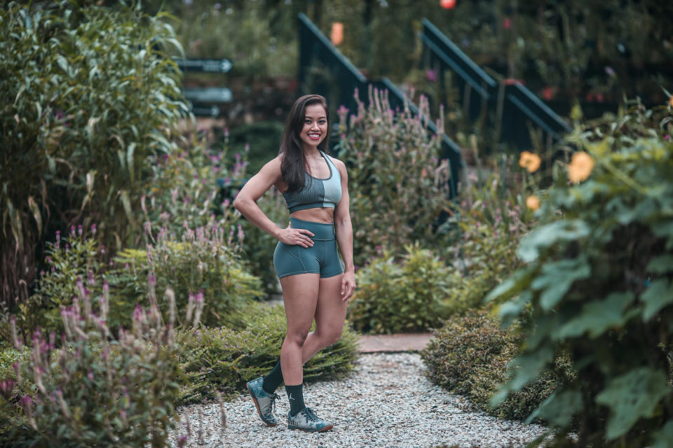 Farhanna es dos veces campeona asiática de levantamiento de pesas en la categoría de peso Sub-52 kg.