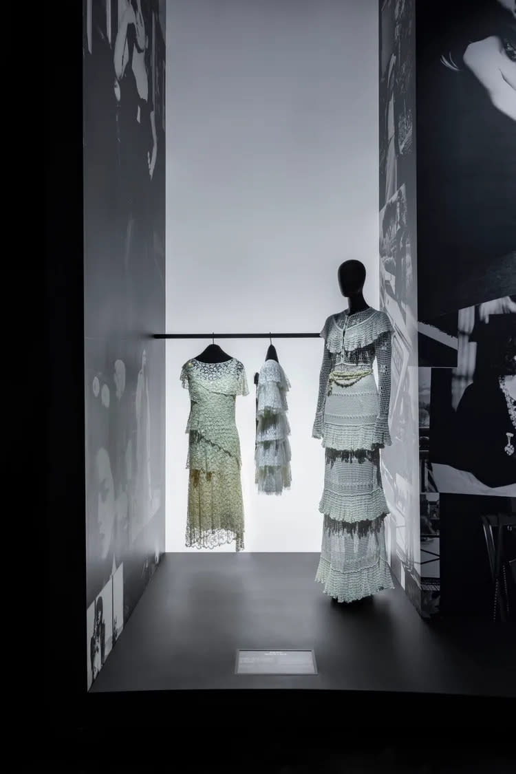 左側的白色蕾絲洋裝為1929年出自香奈兒女士的手筆，是展覽中最為古老的珍貴作品，中間為老佛爺、右側為維吉妮維婭的白色蕾絲作品。品牌提供