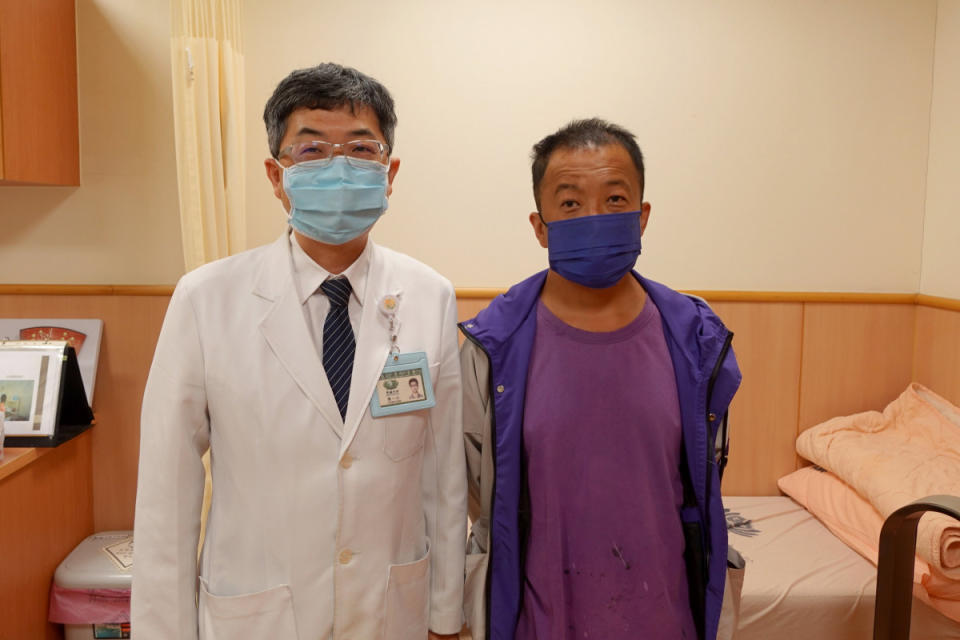 腎臟內科主任陳一心（左）十年不懈努力，尋找解決雙腎切除病人林先生（右）長期低血壓的解方，研究通過國際期刊審核發表。
