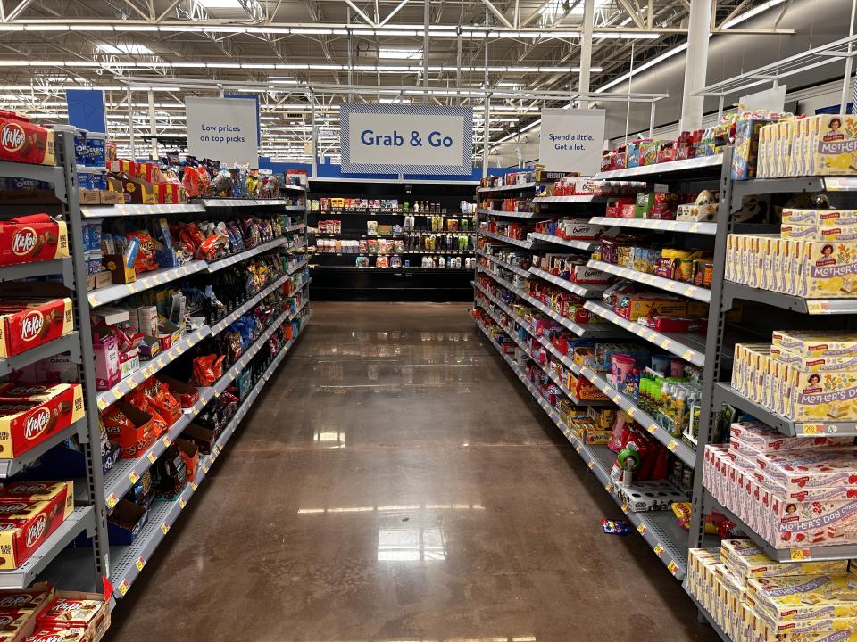 Interno del negozio Walmart, corridoio Grab and Go, Denver, Carolina del Nord. (Foto: Getty Images di Lindsey Nicholson/UCG/Universal Images Group)