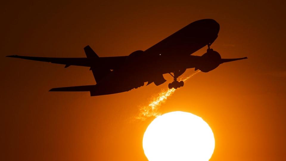 Das Verhalten des Passagiers hatte offenbar die Sicherheit der anderen Fluggäste an Board gefährdet.