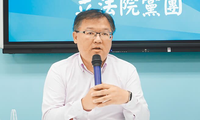 國民黨立委李德維29日回應鴻海創辦人郭台銘宣布參選總統一事，並用歌曲「讓我歡喜讓我憂」來形容。（姚志平攝）