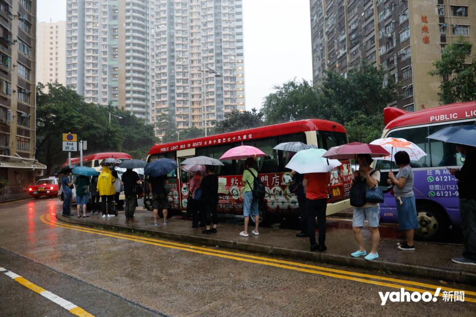 今早九巴未恢復有限度服務前，部份市民在黃大仙下邨的車站等候紅色小巴。