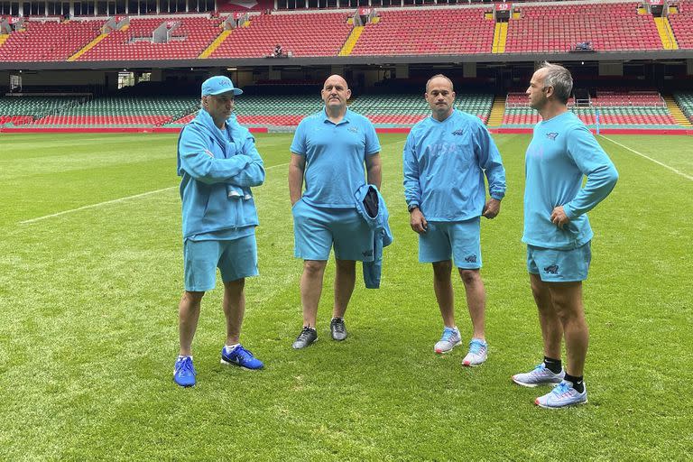 El estadio Principality (ex Millennium), de Cardiff, un templo del rugby en el que el manager deportivo de los Pumas, Marcelo Loffreda, y el cuerpo técnico, integrado por Mario Ledesma y sus colabores Nicolás y Juan de la Cruz Fernández Miranda, visitaron en el captain's run del partido con Gales.